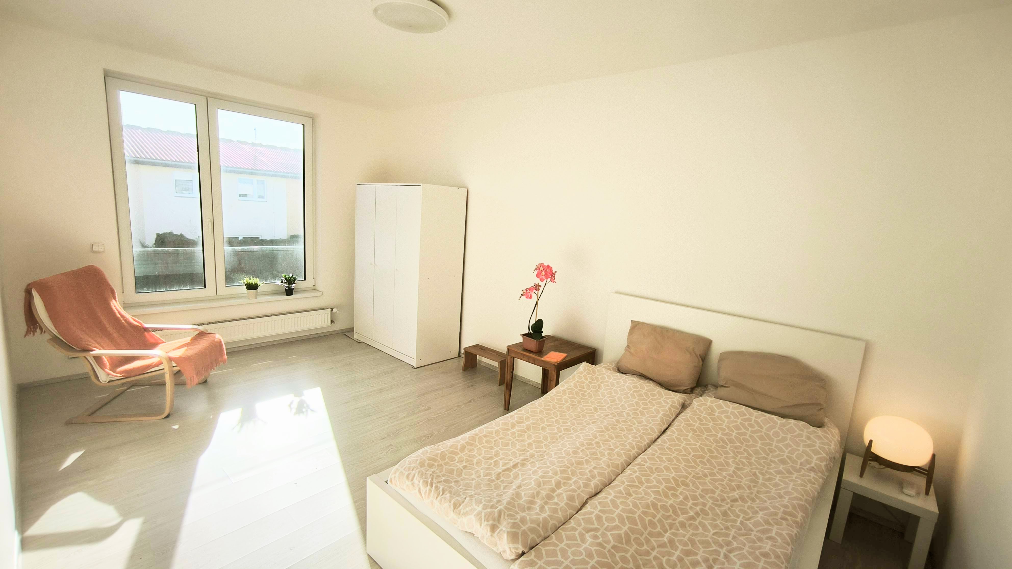 Ložnice s velkým oknem do zahrady